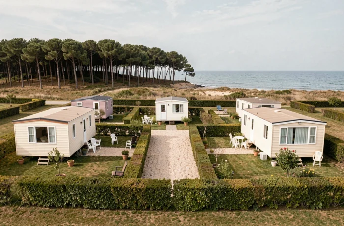 Parc de mobil homes en Vendée avec terrains individuels séparés par des haies et chemins de gravier